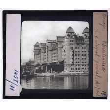 Norvège. Christiania. L'Entrepôt général du port.