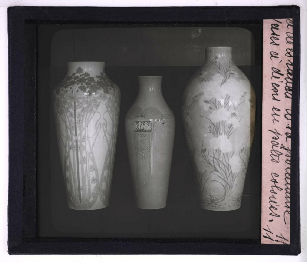 La Décoration de la porcelaine à la Manufacture Nationale de Sèvres. Vase à décors en pâtes colorées.
