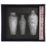 La Décoration de la porcelaine à la Manufacture Nationale de Sèvres. Vase à décors en pâtes colorées.