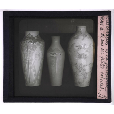 La Décoration de la porcelaine à la Manufacture Nationale de Sèvres. Vase à décors en pâtes colorées.
