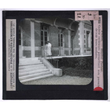 Un Hôpital de contagieux. Hôpital Pasteur. Galerie extérieure permettant aux parents de voir leurs malades.
