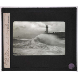 Action de la mer. Dieppe. La jetée un jour de tempête.