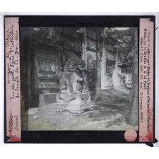 Les Grands temples de l'Extrême-Orient. Environs de Pékin. Une des portes dans l'intérieur du temple de Pi-yen-ssen.