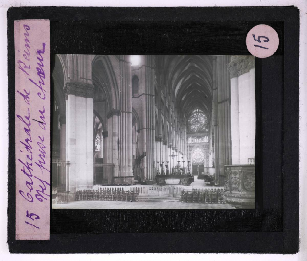 La Cathédrale de Reims. Nef prise du chœur.