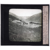 Roumanie. Vie pastorale dans les hauts Carpathes. Bergerie avec maison d'habitation, cabane à fromage et enclos pour les brebis.