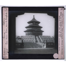 Les Grands temples de l'Extrême-Orient. Chine. Pékin. Tsi-Men-Tien, dans le Temple du Ciel.