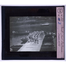 Le Génie en campagne. Pont par bateaux successifs.