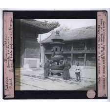 Les Grands temples de l'Extrême-Orient. Chine. Pékin. Temple des Lamas. Le grand brûle-parfums en bronze.