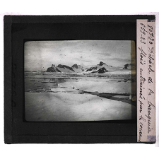 La Glaciation dans les régions polaires antarctiques (Glaciers, iceberg et banquises). Débâcle de la banquise, floës entraînés par le courant.