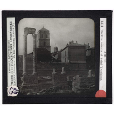 Midi de la France. Arles. Théâtre romain et Saint-Trophime.