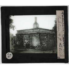 Madagascar. II - Centre de l'île. Tombeau de J. Laborde.