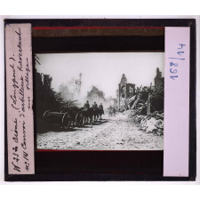 L'Aisne en 1918. Longpont. Convoi d'artillerie traversant un village.