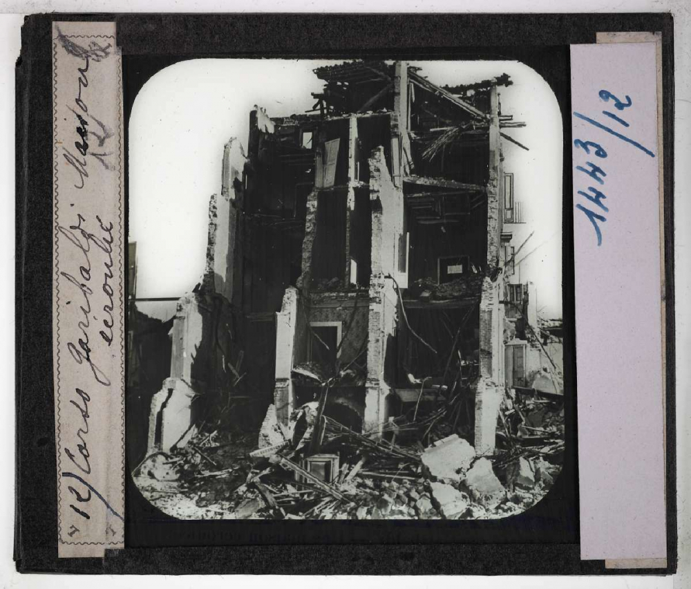 Le Tremblement de Terre de Messine (28 décembre 1908). Corso Garibaldi. Maison écroulée.