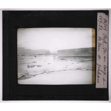 La Glaciation dans les régions polaires antarctiques (Glaciers, iceberg et banquises). Pack-ice au large de la terre de Graham.