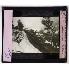 La Retraite des Serbes en Albanie après la campagne de 1915. Les colonnes d'artillerie en retraite vers l'Albanie.