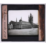 Architecture gothique II. - Constructions militaires, publiques et civiles. Ypres. Les halles.
