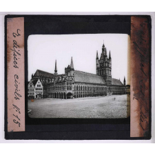 Architecture gothique II. - Constructions militaires, publiques et civiles. Ypres. Les halles.
