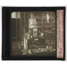 Les Chaldéo-Assyriens. Vitrines des antiquités chaldéennes au Louvre.