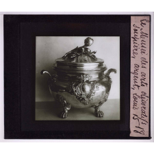 Une Visite au musée des Arts décoratifs. Soupière, argent, Louis 15.