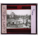 Somme et Marne en 1918. Chapelle de soldats dans les ruines, Montdidier.