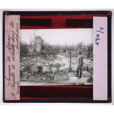 Somme et Marne en 1918. Chapelle de soldats dans les ruines, Montdidier.