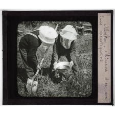 Etats-Unis. Alaska. Mineurs d'or avec leurs moustiquaires.