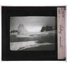 La Glaciation dans les régions polaires antarctiques (Glaciers, iceberg et banquises). Iceberg morcelé.