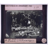 Les Civils pendant la guerre. Aux Halles centrales. Le marché de l'ail et de l'oignon.