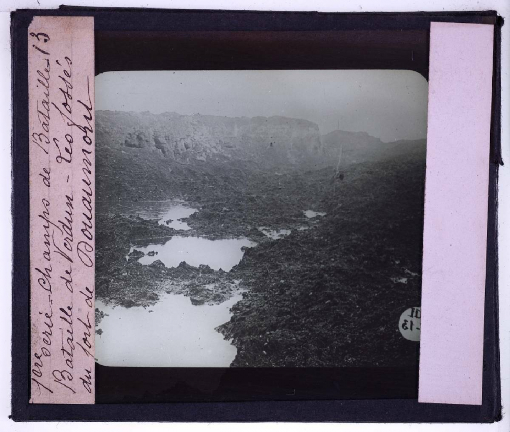 Verdun en février-mars 1916 (en arrière de la bataille). Les fossés du fort de Douaumont.