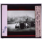 L'Alsace-Lorraine en 1918. Colmar. Place Rapp, jeunes alsaciennes et vétérans pendant la revue.