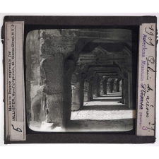 Midi. Galerie des arènes. Nîmes.