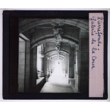 Visite au château de Pierrefonds. Galerie de la Cour.