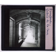 Visite au château de Pierrefonds. Galerie de la Cour.