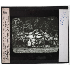 Sumatra. Batipoe. Groupe de femmes et d'enfants indigènes en costume de fêtes.