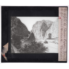 Macédoine. Le défilé de Demir-Kapon, portes de fer macédoniennes. Wardar.