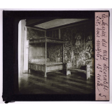 Une Visite au musée des Arts décoratifs. Lit, bois sculpté, 15e siècle.