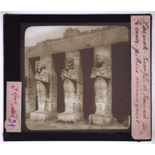 Civilisation égyptienne, le temple. Karnak. Temple de Ramsès III. La cour, piliers osiriarques.