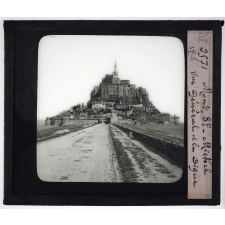 Nord-Ouest. Mont St Michel. Vue générale et la digue.