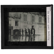 La Seine. Un radeau quai Debilly.