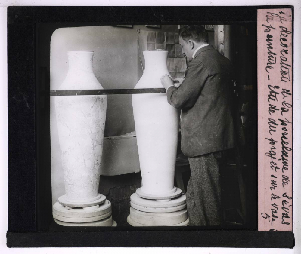 La Décoration de la porcelaine à la Manufacture Nationale de Sèvres. La peinture. Etude du projet sur le vase.