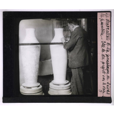 La Décoration de la porcelaine à la Manufacture Nationale de Sèvres. La peinture. Etude du projet sur le vase.