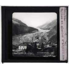 Chamonix et la vallée de l'Arve. Eglise et glacier d'Argentière.