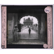 Les Sanctuaires de l'Inde. Amritsar, cité sainte des Sikhs. Entrée du Temple d'or en cuivre doré.