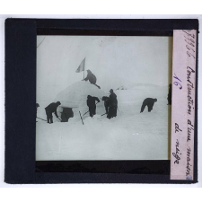 L'Expédition du Pourquoi pas? dans les régions arctiques sud-américaines. Construction d'une maison de neige.