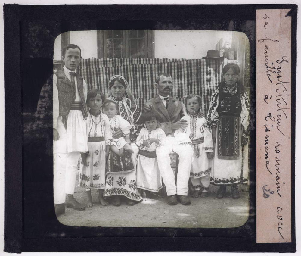 Roumanie. Instituteur roumain avec sa famille à Tismana.