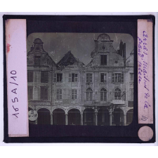 Villes martyres. Arras, maisons de la Grand'place.