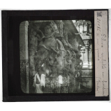 Inde. Piliers sculptés en bordure d'un parvis.