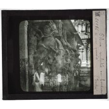 Inde. Piliers sculptés en bordure d'un parvis.