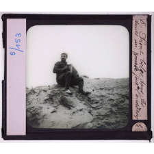 Le Front belge, les dunes, l'Yser. Dans les dunes, un zouave joue de l'accordéon.