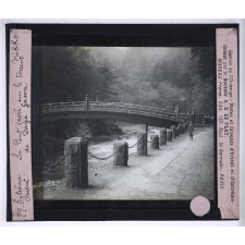 Les Grands temples de l'Extrême-Orient. Le Pont sacré sur le torrent de Daiya Gawa. Nikko.